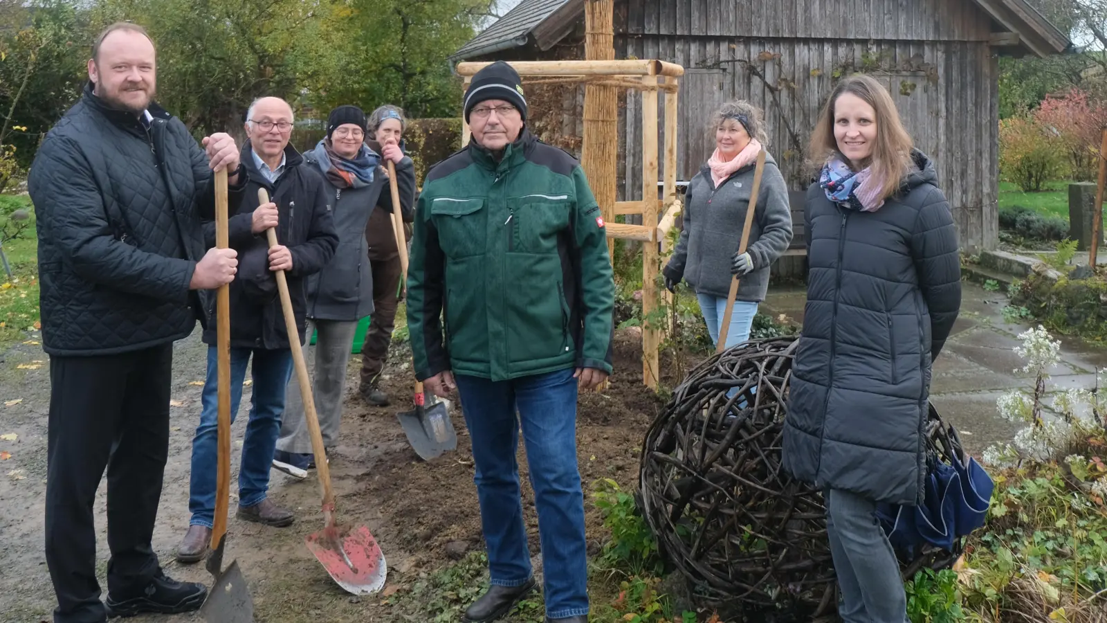 Schöner hätte der 30. Geburtstag des Kreislehrgartens nicht abgerundet werden können als mit einem Baum des Landkreises Neustadt den Landrat Andreas Meier am Montag im „Garten der Sinne“ in Anwesenheit illustrer Gäste mit gepflanzt hat. (Bild: Fred Lehner)