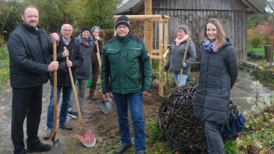 Schöner hätte der 30. Geburtstag des Kreislehrgartens nicht abgerundet werden können als mit einem Baum des Landkreises Neustadt den Landrat Andreas Meier am Montag im „Garten der Sinne“ in Anwesenheit illustrer Gäste mit gepflanzt hat. (Bild: Fred Lehner)