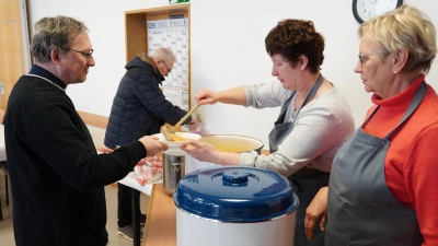 Pfarrvikar Christian Preitschaft holt sich seine Fastensuppe.  (Bild: Artur Lindner)