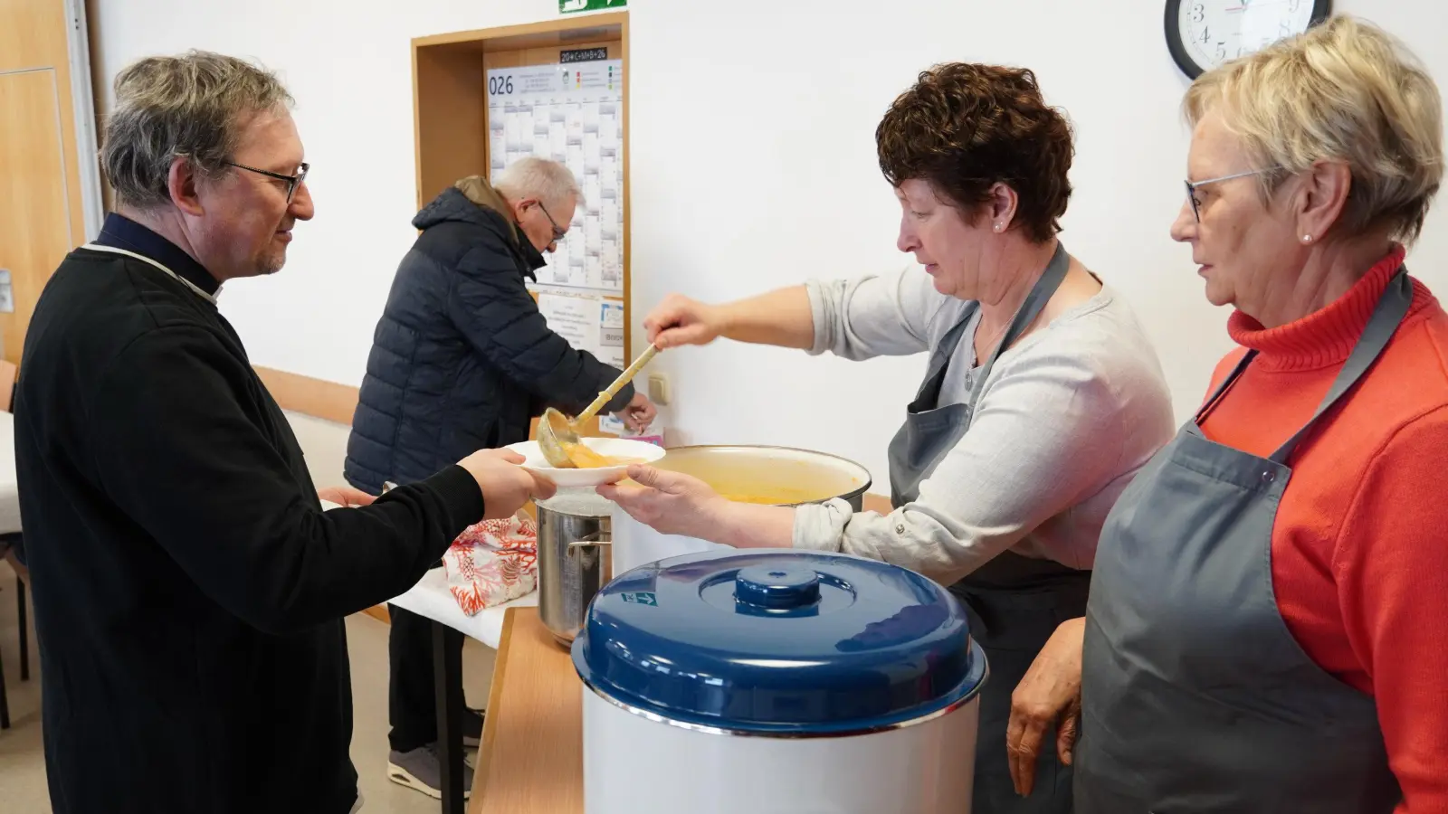 Pfarrvikar Christian Preitschaft holt sich seine Fastensuppe.  (Bild: Artur Lindner)