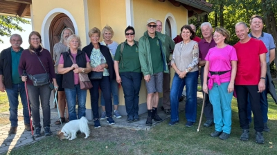 Die OWV-Wanderer bei einer kurzen Rast an der Kapelle bei Kaimling, die vor fast 60 Jahren Fritz Schönberger aus Kaimling erbauen lies. (Bild: Andrea Krapf)