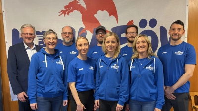 Überaus aktiv der Kinder und Jugend Förderverein. Die neue Vorstandschaft mit der Vorsitzenden Silke Stader (vorne zweite von rechts) und der zweiten Vorsitzenden Katharina König (vorne zweite von links) (Bild: Josef Hammer)