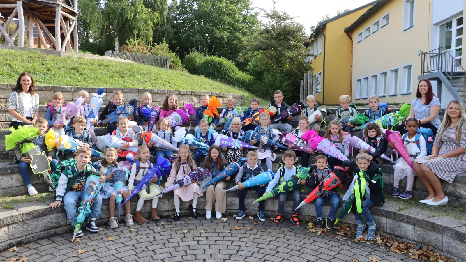 Die Erstklässler 2025 / 2026 der Grundschule Rieden mit Rektorin Christine Kölbl (l.) und den Klassenlehrerinnen Kerstin Schaller (v.r.) und Elke Hollederer. (Bild: Michael Rabenhofer)