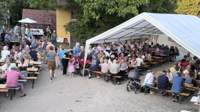 Biergartenstimmung im Hofraum der Familie Bodendörfer in Tannlohe. (Bild: Kerstin Bodendörfer)