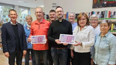 Die Pfarrei Ursensollen unterstützt die Gemeindebücherei mit einer Spende von 1000 €. (Bild: Markus Koller)