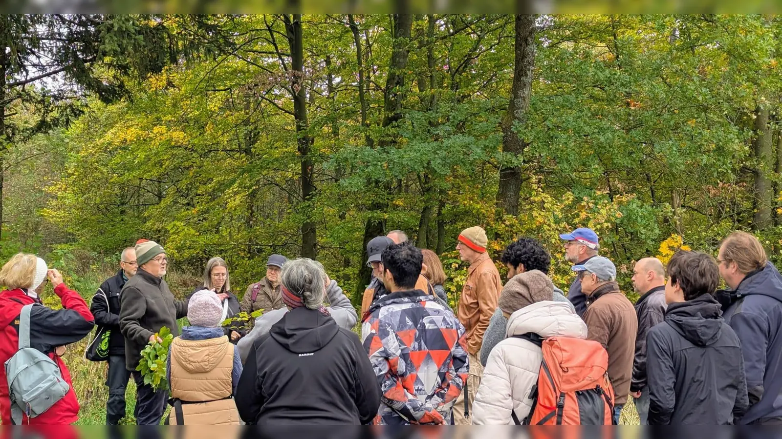 Johannes Bradtka (3. v. links) bei einer seiner fundierten Erklärungen (Bild: Johannes Kretschmer)