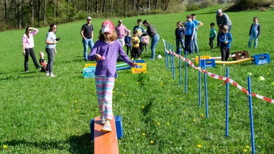 Volle Konzentration und ein Osterei auf dem Löffel – der perfekte Balanceakt bei unserer Osterolympiade!  (Bild: Johannes Rumpler)