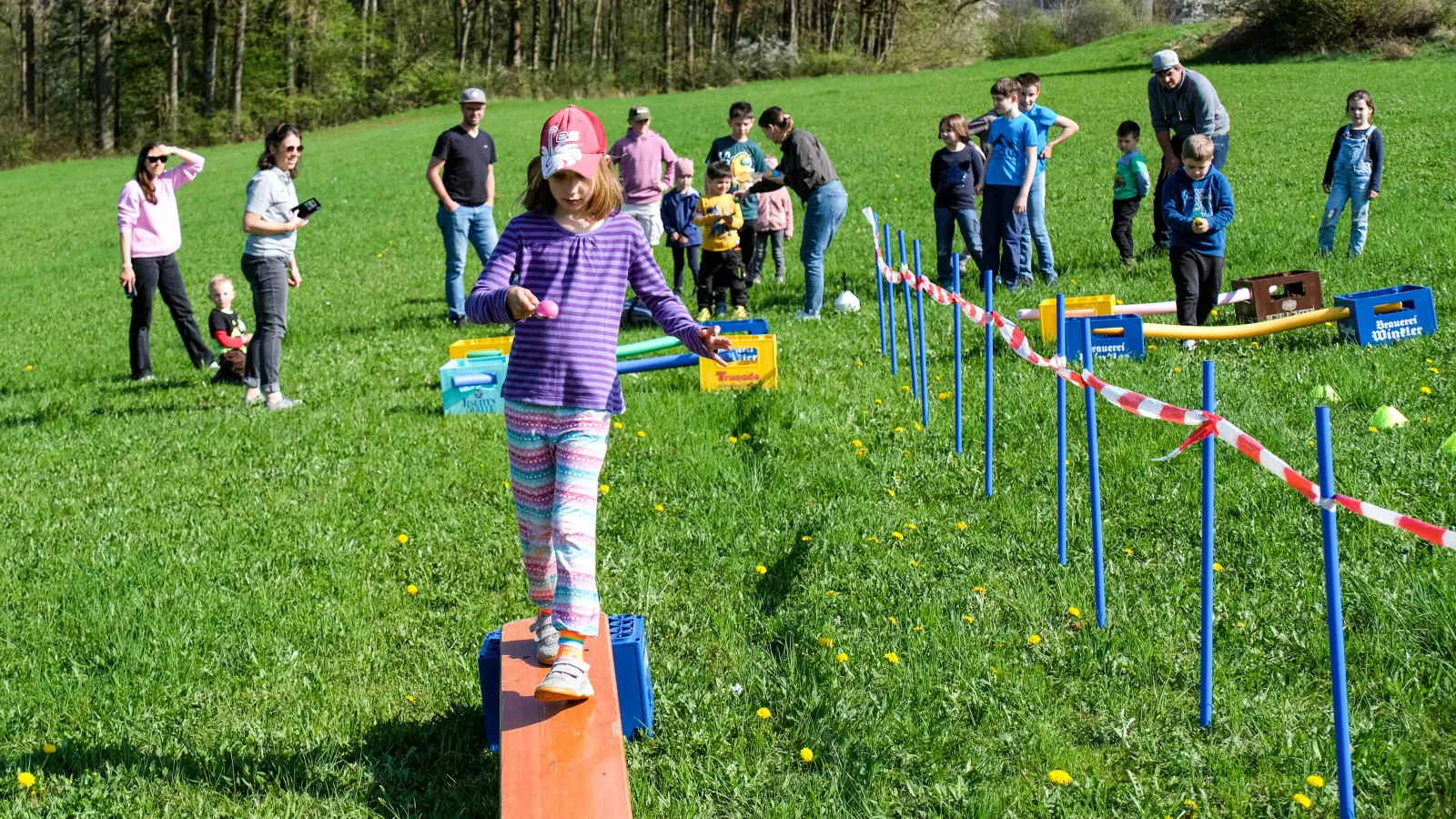 Volle Konzentration und ein Osterei auf dem Löffel – der perfekte Balanceakt bei unserer Osterolympiade!  (Bild: Johannes Rumpler)