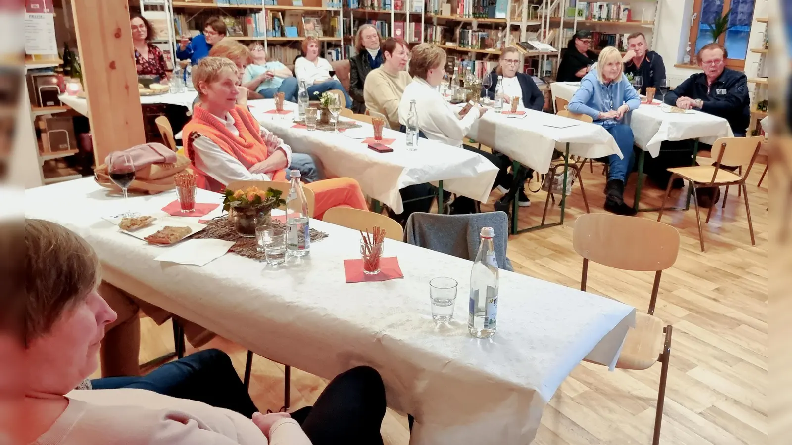 Begeisterte Zuhörer beim Wein Lese Abend des Kastler Büchereiteams (Bild: Georg Dürr)