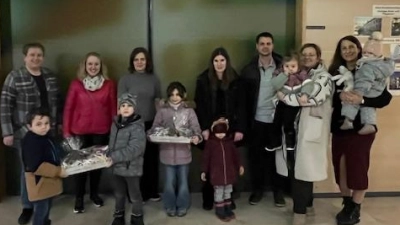 Übergabe des Geschenkes durch Vertreter des Elternbeirates des Kindergartens St. Marien zusammen mit Kindern sowie der Kindergartenleitung Frau Anna-Maria Bauer an die Pflegedienstleiterin Hannelore Rückerl und die Geschäftsführerin Michaela Mösbauer. (Bild: Regina Schwindler)