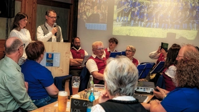 Beim Kommersabend übergaben Manuela Nübler und Uli Piehler im Namen des HKV Freudenberg eine Spende an den Musikverein Freudenberg. (Bild: Hermann Koch)