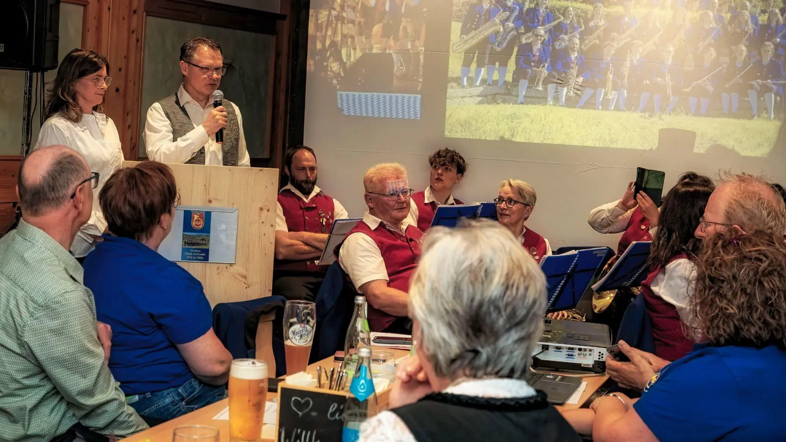 Beim Kommersabend übergaben Manuela Nübler und Uli Piehler im Namen des HKV Freudenberg eine Spende an den Musikverein Freudenberg. (Bild: Hermann Koch)