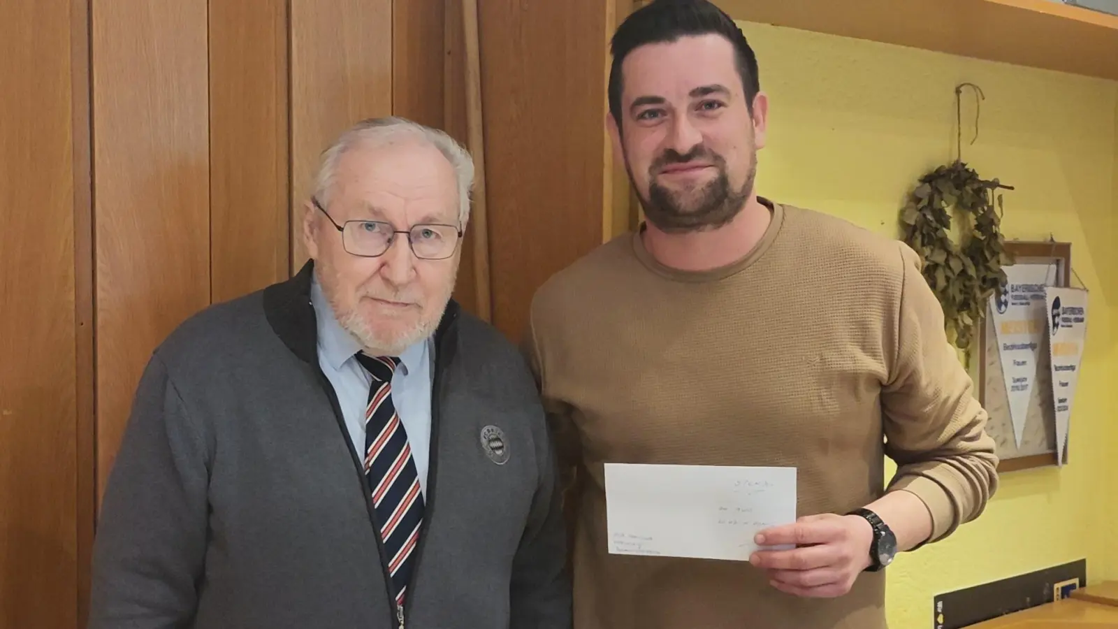 Von links: Ehrenpräsident Johann Steinkohl und Pflegedienstleiter der AWO Tirschenreuth, Michael König. (Bild: Carola Steinkohl )