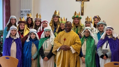 Etsdorfer Sternsinger mit Pfarrer Moses Gudapati  (Bild: Bernadette Ries )