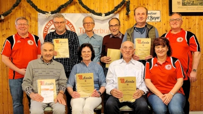 Die Vorstandschaft des TB Jahn Wiesau gratuliert den langjährigen Mitgliedern. (Bild: Martin Putzlocher)