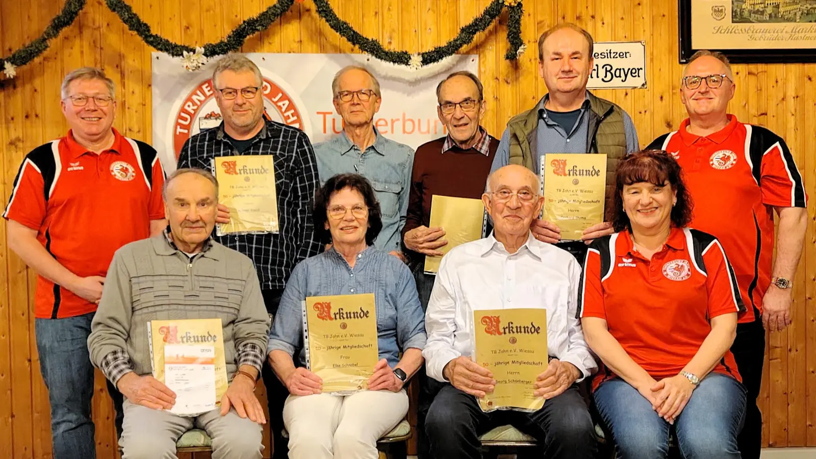 Die Vorstandschaft des TB Jahn Wiesau gratuliert den langjährigen Mitgliedern. (Bild: Martin Putzlocher)