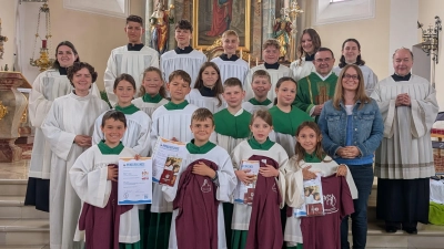 Gruppenfoto der vier neuen Ministranten mit ihren Gruppenleitern, dem liturgischen Dienst, Praktikantin Verena Völkl, Pastoralreferentin Maria Wagner und Pfarrer Konrad Amschl (Bild: Maria Wagner)