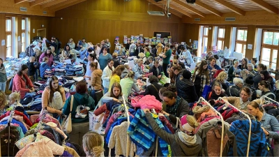Viele Besucher stöbern beim Kinderbasar nach gut erhaltenen Artikeln. (Bild: Sabine Schefter)