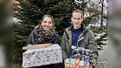 Die Jugendbeauftragten Anna Balk und Hannes Gilch mit einem Teil der Geschenke (Bild: Anna Balk)