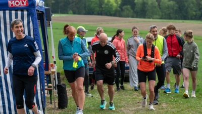 Organisatorin Barbara Kaßeckert (vorne links) ging beim Start um 13 Uhr gleich mit gutem Beispiel voran und führte die motivierte Läuferschar auf die Strecke rund ums „Birkenwalderl”. (Bild: Luis Kaßeckert)