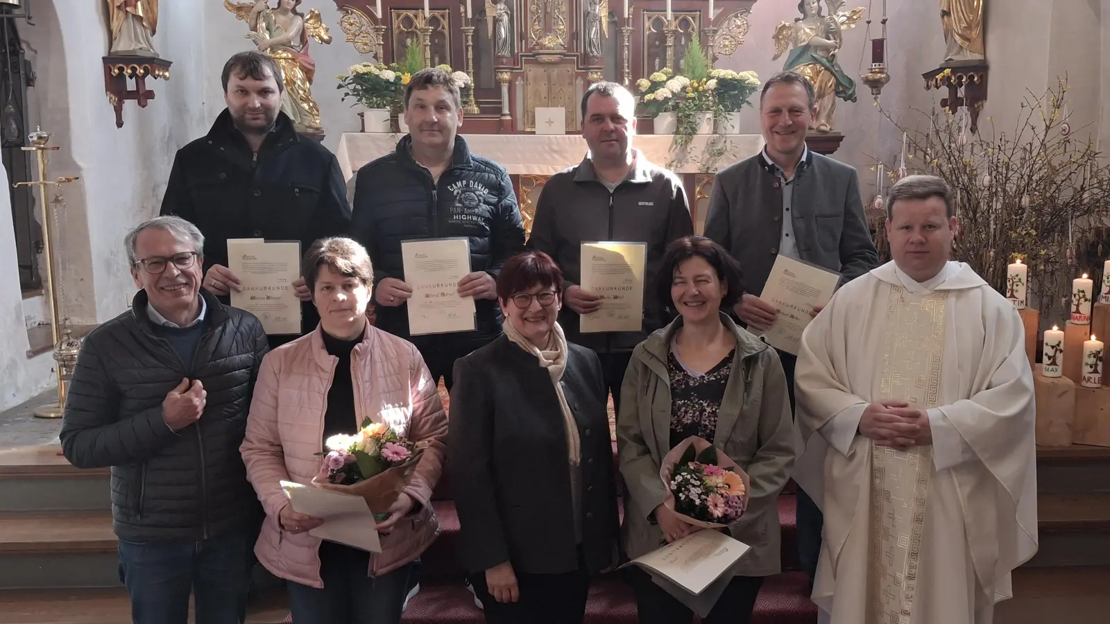 das Bild zeigt die ausgeschiedenen PGR-Mitglieder:<br>hinten, v.l.n.r.: Markus Schreyer, Roland Bodner, Martin Wöhrl, Herbert Tretter<br>vorne, v.l.n.r.: Kirchenpfleger Michael Braunreuther, Irmi Schmidt, PGR-Sprecherin Elisabeth Merkl, Martina Schreyer, Pfarrer Thomas Kraus (Bild: Birgit Übelmesser )