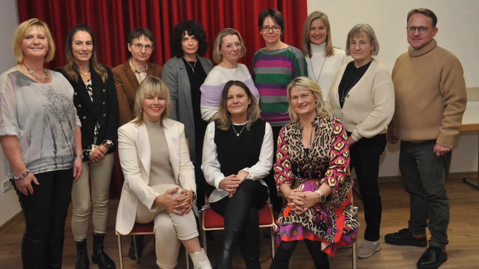 Corinna Kreisl (Mitte) ist neue Frauenbundvorsitzende von Vohenstrauß. Gleichberechtigte Stellvertreterinnen sind Heidi Sollfrank (sitzend, rechts) und Bettina Scotta (sitzend, links). Diözesanvorsitzende Martha Bauer (links) war Versammlungsleiterin und Dekan Alexander Hösl (rechts) fungierte als Wahlleiter. (Bild: dob)