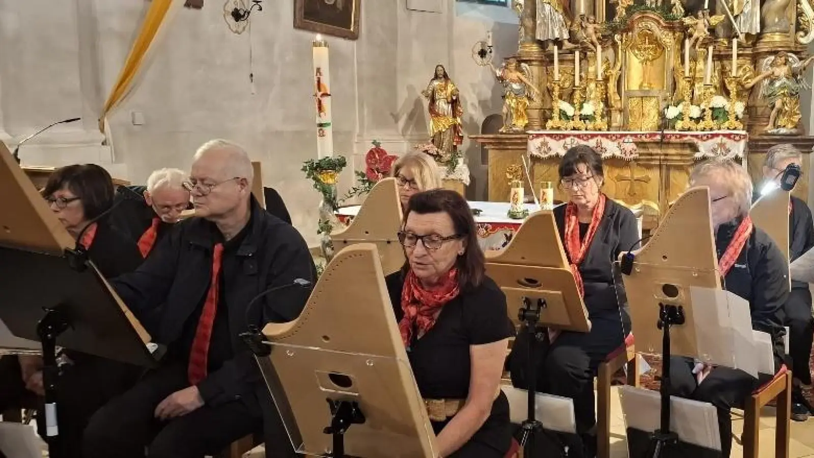  Unter Leitung von Isabella Buchwald gaben die Musiker mit ihren Veehharfen der Maiandacht einen würdigen Rahmen.  (Bild: Josef Söllner)