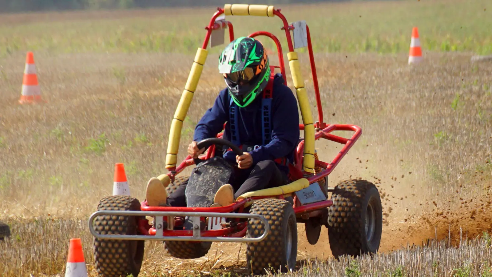 Mächtig Staub werden die Neumarkter Motorsportfreunde wieder aufwirbeln bei ihrem Autocross-Slalom im August 2026. Gesucht werden vermehrt Jugendliche ab 10 Jahren für den Cross-Kart-Sport, da die jetzigen Nachwuchsfahrer in das Erwachsenlager wechseln werden. (Bild: Hans Yberle)