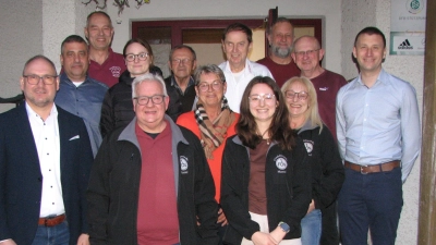 Die Bürgermeister Richard Kammerer und Siegfried Janner (Erster und Zweiter von links) gratulierten Rainer Staufer (vorne Bildmitte) zu seiner Wiederwahl und wünschten der Vorstandschaft und allen Mitgliedern reichlich Freude bei Spielen des 1. FC Nürnberg. (Bild: Johann Kneißl)