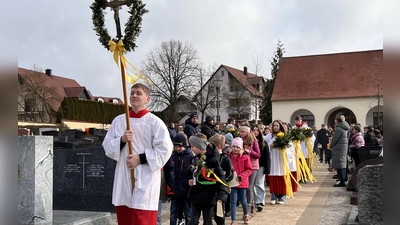 In festlichem Zug ging es vom Friedhof zur Pfarrkirche. (Bild: Marianne Moosburger)