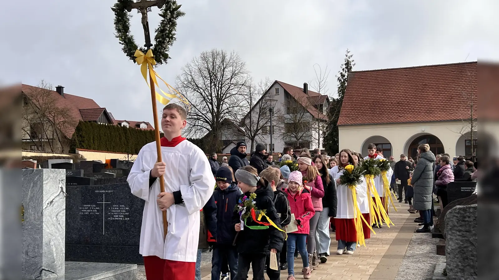 In festlichem Zug ging es vom Friedhof zur Pfarrkirche. (Bild: Marianne Moosburger)