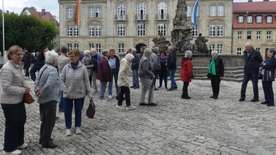 Am Räntz-Brunnen vor dem Neuen Schloss begann ein Spaziergang zu Dokumenten der Barockzeit Bayreuths.  (Bild: Walther Hermann)