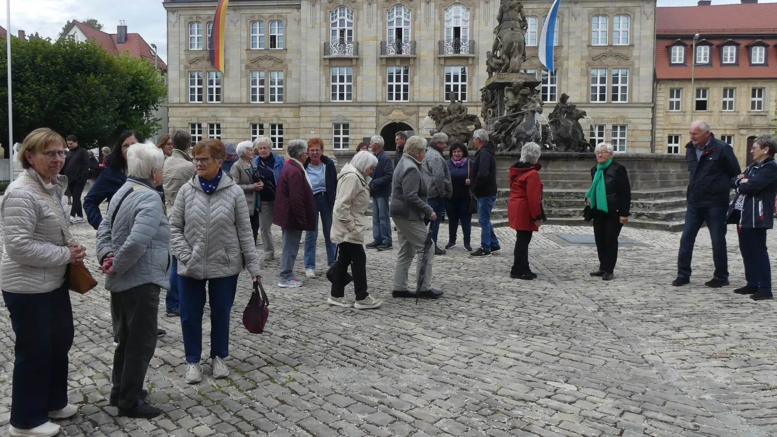 Am Räntz-Brunnen vor dem Neuen Schloss begann ein Spaziergang zu Dokumenten der Barockzeit Bayreuths.  (Bild: Walther Hermann)