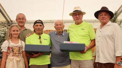 Losfee Fabienne zog die Gewinner Norbert Niebler (ab 3.v.l.), Josef Hafenbradl und Hans Fink. Es gratulierten Bürgermeister Erwin Geitner (2.v.l.) und der stv. Seniorenbeauftragte Gerhard Schnabel. (Bild: Michael Rabenhofer)