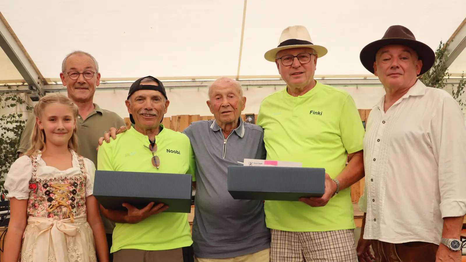 Losfee Fabienne zog die Gewinner Norbert Niebler (ab 3.v.l.), Josef Hafenbradl und Hans Fink. Es gratulierten Bürgermeister Erwin Geitner (2.v.l.) und der stv. Seniorenbeauftragte Gerhard Schnabel. (Bild: Michael Rabenhofer)