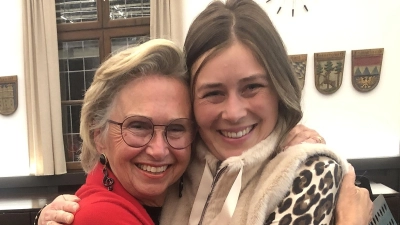 Julia Thoma (rechts) wurde neue Vorsitzende beim Förderverein MUT der Kreismusikschule Tirschenreuth. In Anerkennung ihrer Verdienste wurde Dorothea Kupke (links) zur Ehrenvorsitzenden ernannt. (Bild: Werner Robl)