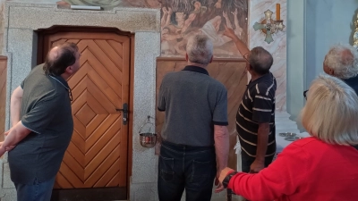 Teilnehmer der Führung beim Betrachten der Darstellung des Jüngsten Gerichts (Bild: Martina Zanner)