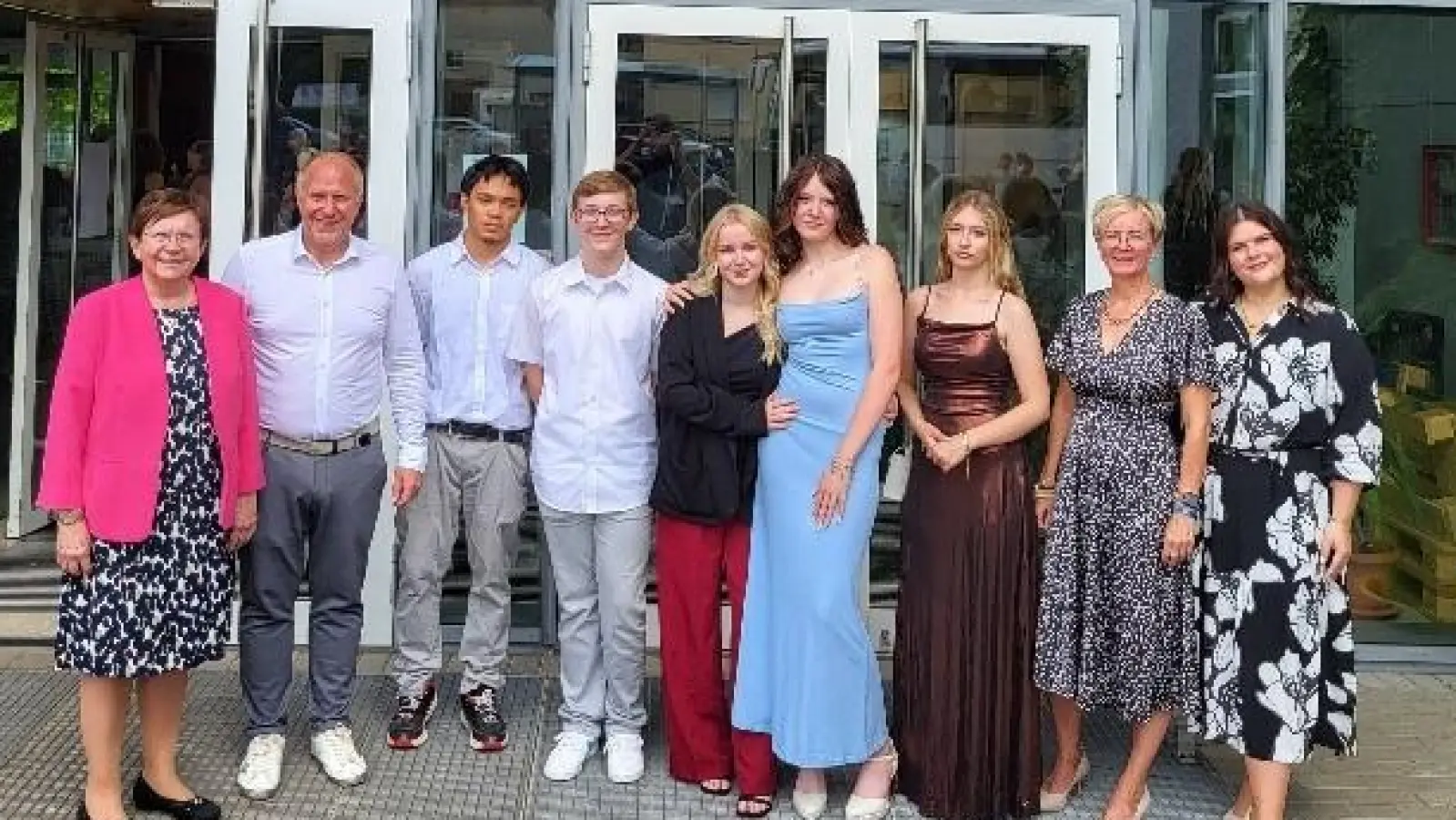 Das sind die Qualibesten in Schnaittenbach: Milena Gach mit 1,3 (Mitte), Hannah Barth mit 2,0 (Dritte von rechts) und David Nino (Dritter von links), Felix Plommer (Vierter von links) und Janina Scharl (Vierte von rechts), jeweils mit 2,2.  (Bild: Daniela Schäfer)