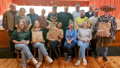 Einen großen Erfolg konnte der Schützenverein Eichenlaub Sorghof wieder mit seinem Faschingsschießen erreichen, worüber sich der Schützenmeister Alfred Forster (2. v. li.) besonders freute. Wurstkönig wurde Karl Fenk (hi. mitte) der zu seiner Wurstkette noch eine „Riesenbreze“ erhielt und auch von Bürgermeister Hans-Martin Schertl (hi. 2 v. re.) den Glückwunsch erhielt. (Bild: Wilhelm Ertl)