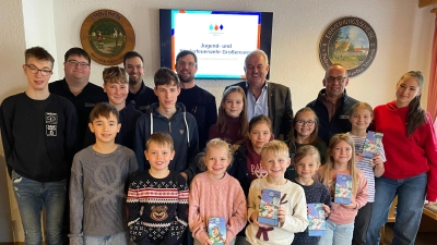 Die Mitglieder der Kinder- und Jugendfeuerwehr zusammen mit den Betreuern und den Funktionsträgern der Feuerwehr (Bild: Sarah Haberkorn)