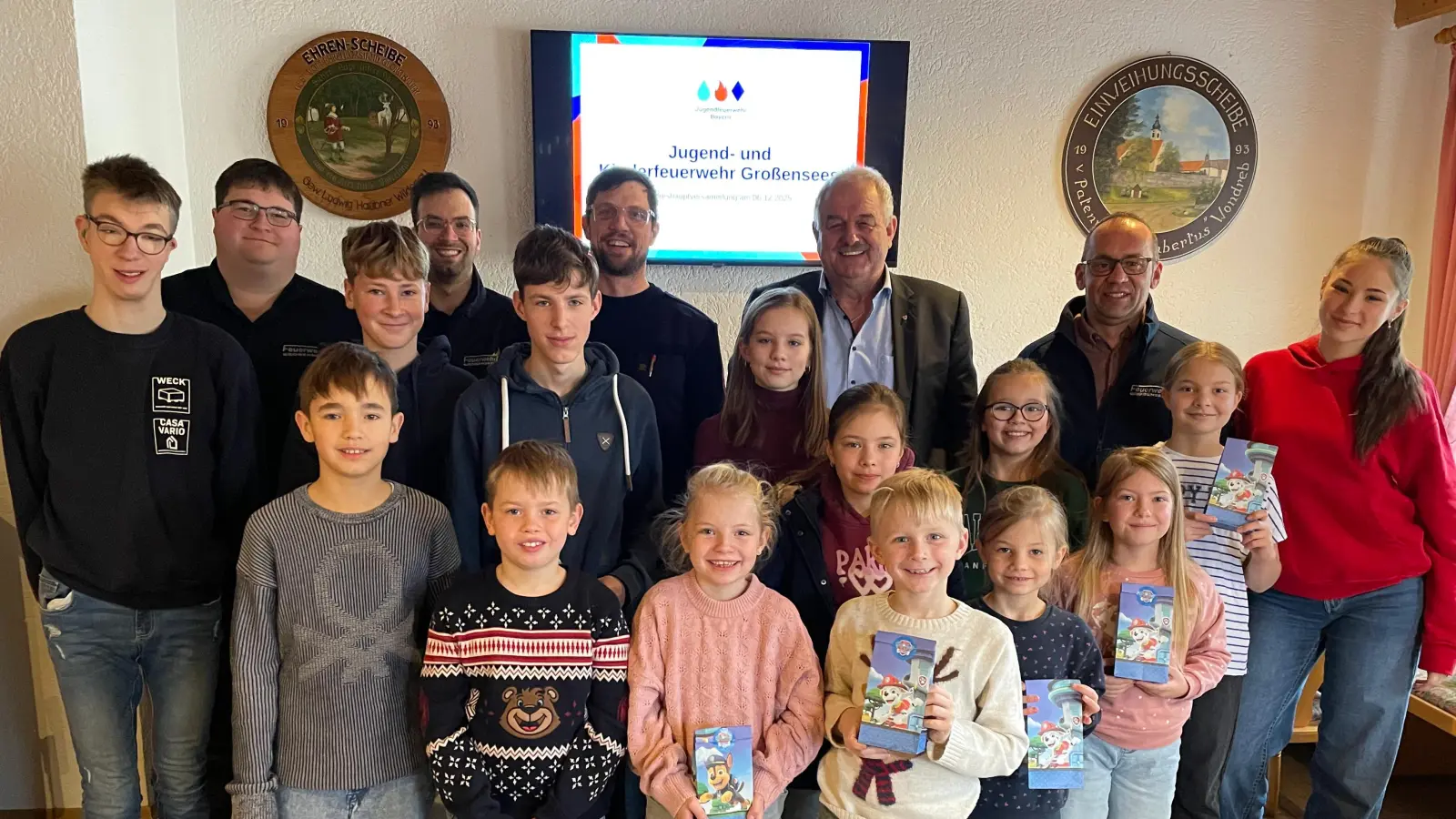 Die Mitglieder der Kinder- und Jugendfeuerwehr zusammen mit den Betreuern und den Funktionsträgern der Feuerwehr (Bild: Sarah Haberkorn)