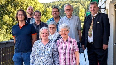 1. Vorstand Michael Lutz (Dritter von links) steht weiter an der Spitze des Vereins „Heimatgemeinde Plöss”. Bürgermeister Reinhard Kreuzer (ganz rechts) gratulierte ihm und den weiteren Vereinsausschussmitgliedern zur Wahl. (Bild: Albert Simon)