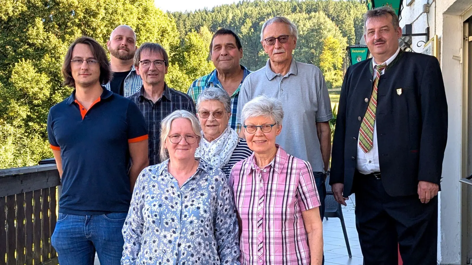 1. Vorstand Michael Lutz (Dritter von links) steht weiter an der Spitze des Vereins „Heimatgemeinde Plöss”. Bürgermeister Reinhard Kreuzer (ganz rechts) gratulierte ihm und den weiteren Vereinsausschussmitgliedern zur Wahl. (Bild: Albert Simon)