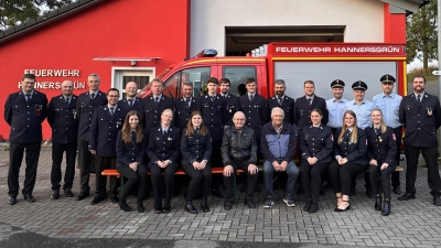 23 Aktive, darunter sieben Frauen absolvierten drei Leistungsprüfungen mit dem neuen Feuerwehrauto. (Bild: Alexander Krauß)
