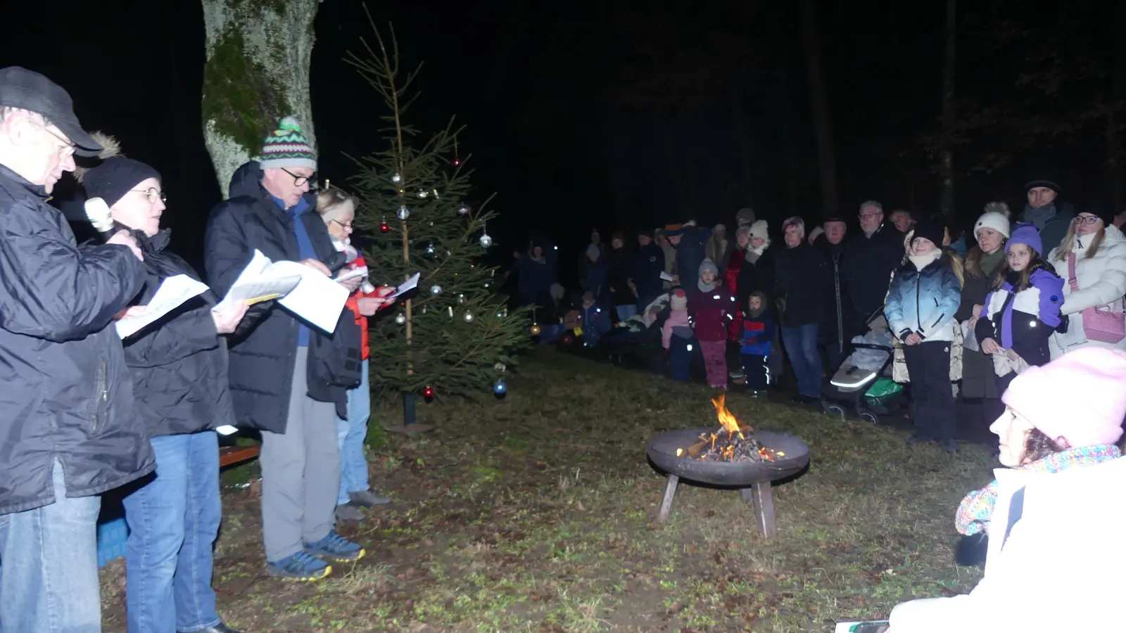 Zur Waldweihnacht gehörte der Wunsch: „Mögest du Freunde haben, die zu dir stehen”.  (Bild: Walther Hermann)