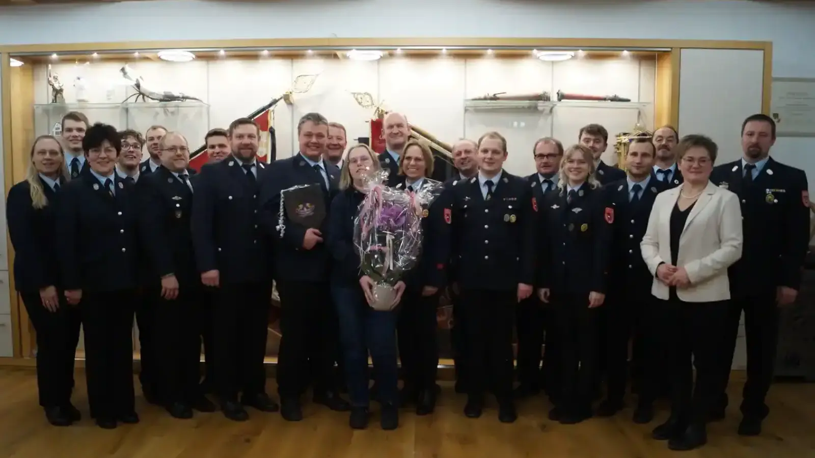 Bürgermeisterin Sonja Meier und die gesamte Vorstandschaft verabschiedeten Klaus Spachtholz (in der Mitte mit Frau Nicole) (Bild: Annemarie Mösbauer)