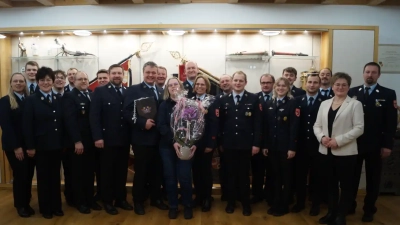 Bürgermeisterin Sonja Meier und die gesamte Vorstandschaft verabschiedeten Klaus Spachtholz (in der Mitte mit Frau Nicole). (Bild: Annemarie Mösbauer)