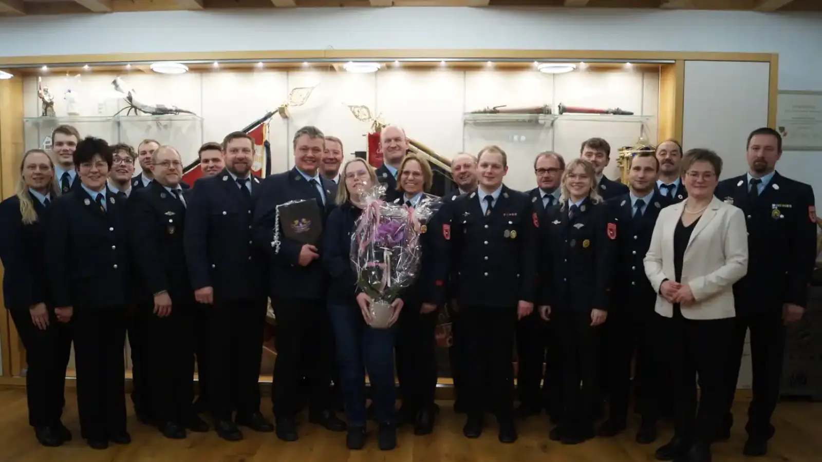 Bürgermeisterin Sonja Meier und die gesamte Vorstandschaft verabschiedeten Klaus Spachtholz (in der Mitte mit Frau Nicole). (Bild: Annemarie Mösbauer)