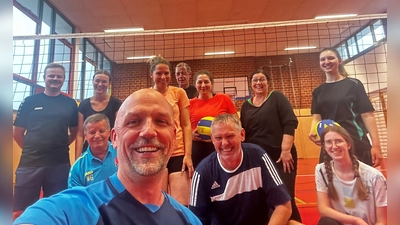 Gruppe der Hobby-Volleyballer beim Training in der Schulturnhalle (Bild: Christian Dimov-Thomas)