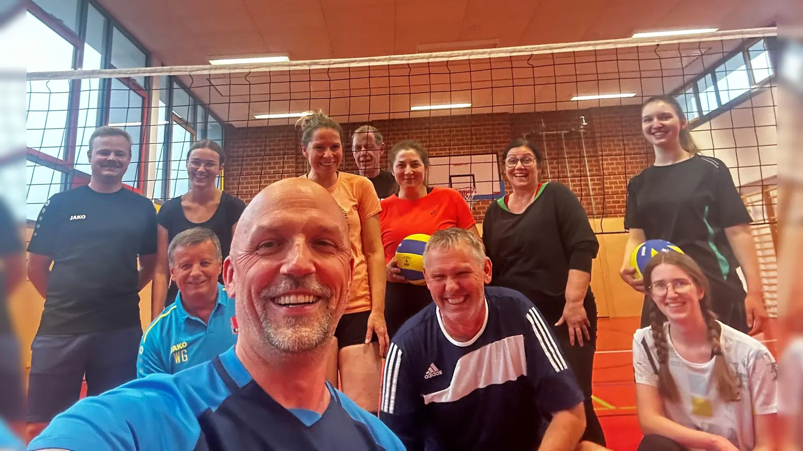 Gruppe der Hobby-Volleyballer beim Training in der Schulturnhalle (Bild: Christian Dimov-Thomas)